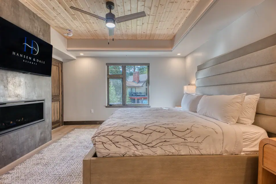 DreamView Suite king bedroom
