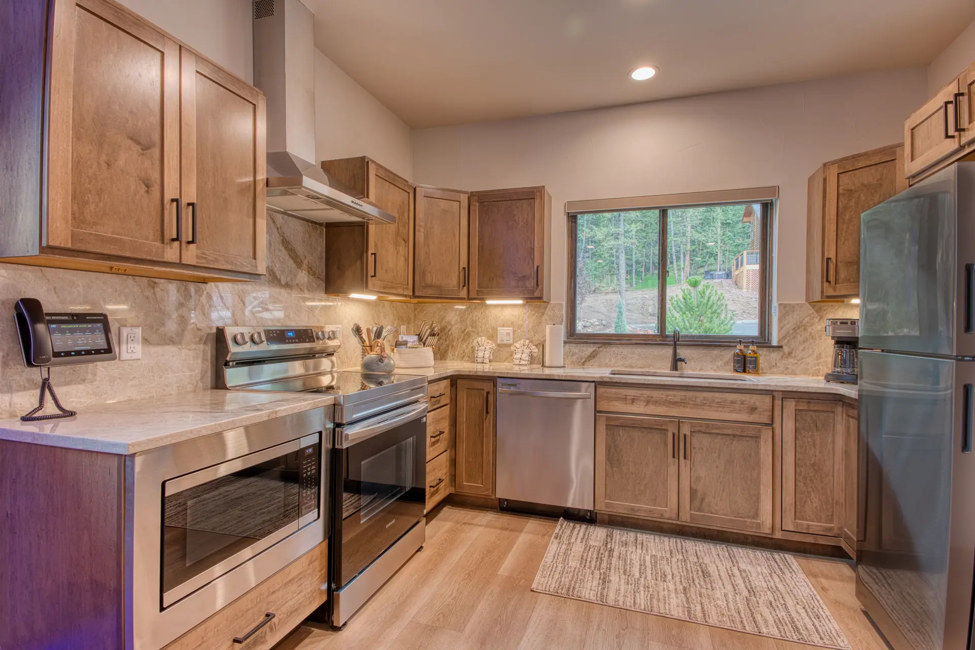 DreamView Suite kitchen and dining area
