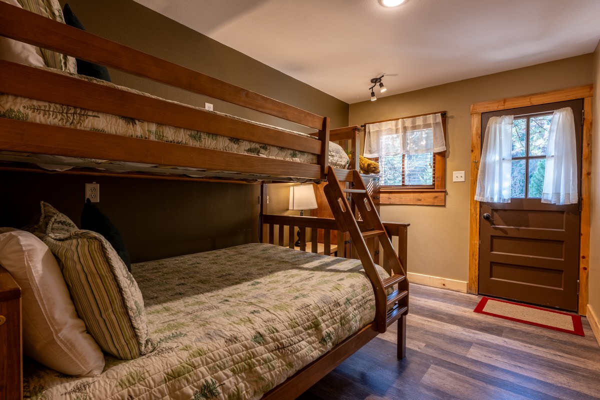 Third guest bedroom with a double bed and twin bed in an Estes Park condo rental.